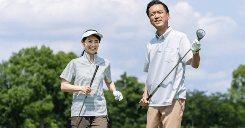 ゴルフはチノパンでも大丈夫!ゴルフウェアとの違いや活用のコツのカバー画像