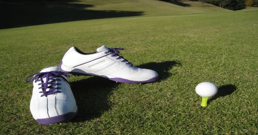 Cover Image for ゴルフ場にスニーカーはマナー違反?行き帰りの靴や注意点を解説!